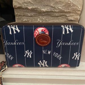 NWT Dooney & Burke MLB New York Yankees wristlet!